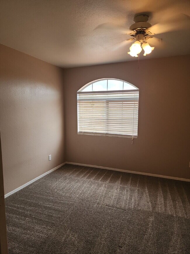 Building Photo - "Spacious 4-Bedroom Glendale Gem with Granite Elegance - 2018 Sq Ft of Comfort!"