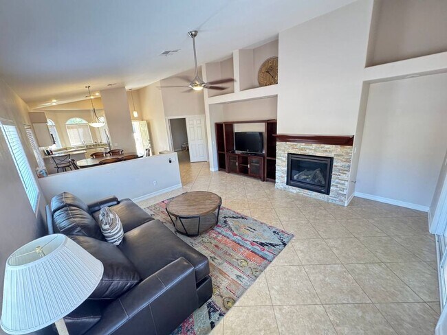 Building Photo - FURNISHED/UNFURNISHED IMMACULATE & IMMEDIATE OCCUPANCY 3BEDROOM GREEN VALLEY BEAUTY!
