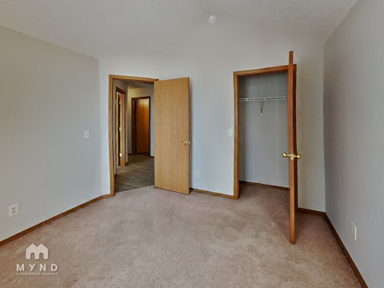 Building Photo - 539 N Century Ave