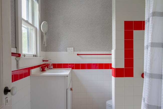 Building Photo - 905 Broad St