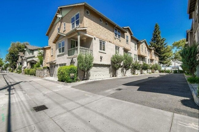 Building Photo - 405 Washington Square