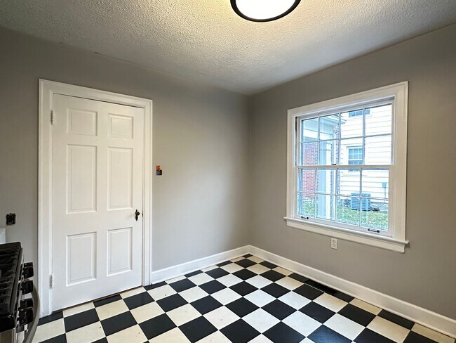 Building Photo - Charming 2-Bedroom Cottage-Style Home!