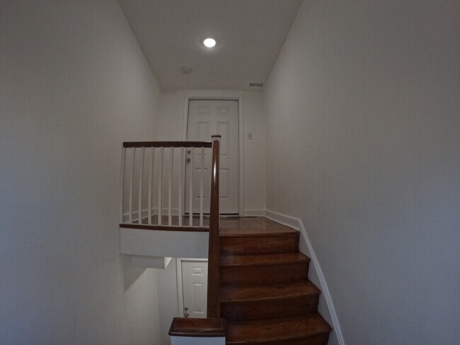 Apartment entry - 869 W Walnut Ln