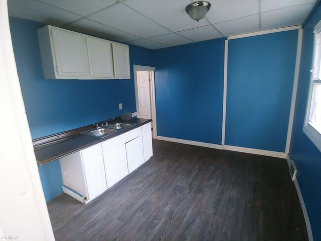 Building Photo - 1 br, 1 bath Triplex - 2033 West 98th Stre...