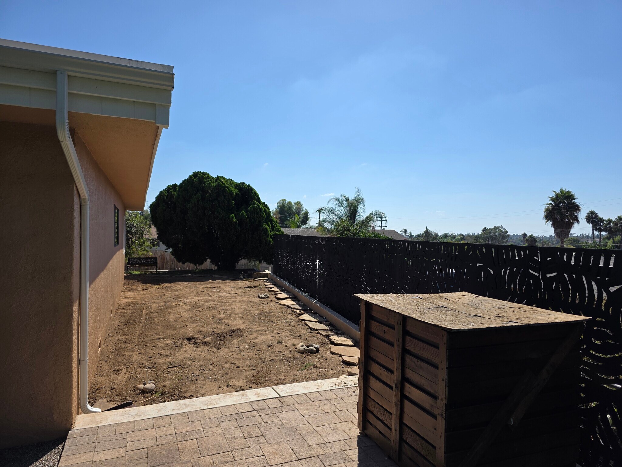 View down SW side yard, great for kiddie pools, gardening, or games. - 456 E Indian Rock Rd