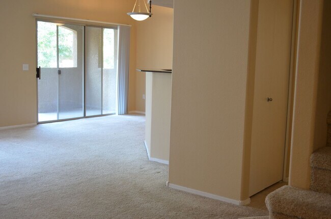 Building Photo - MOVE IN Special!!  Biltmore 2 bedroom!