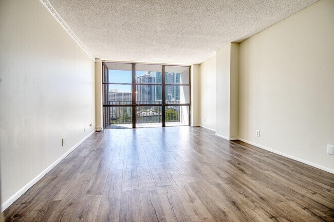 Building Photo - 800 Parkview Dr