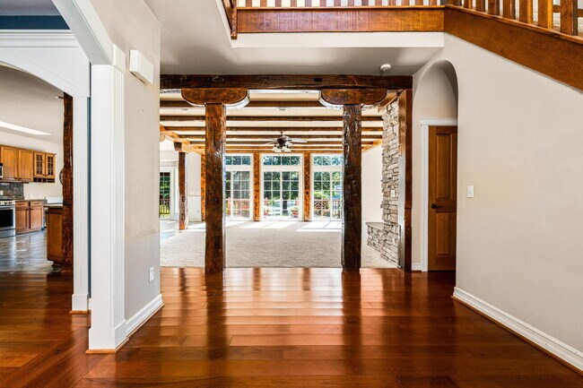 Building Photo - 950 Marshall Lakes Dr