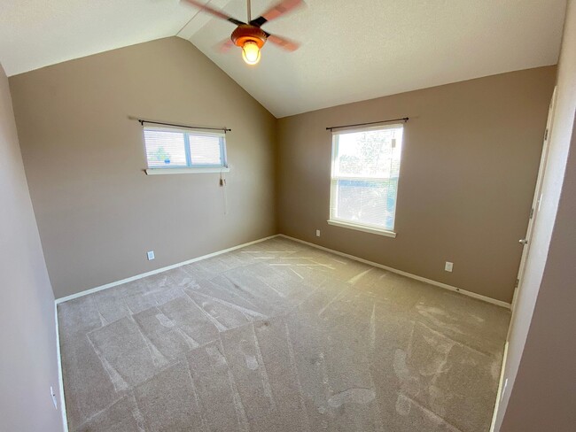 Building Photo - East El Paso 4bed3bath Refrig A/C with out...