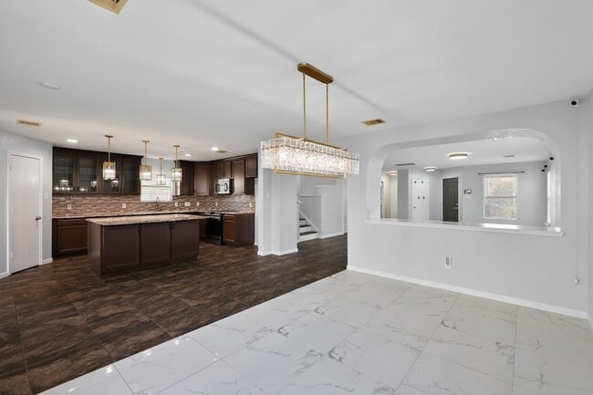 Building Photo - 331 Mantova Dr