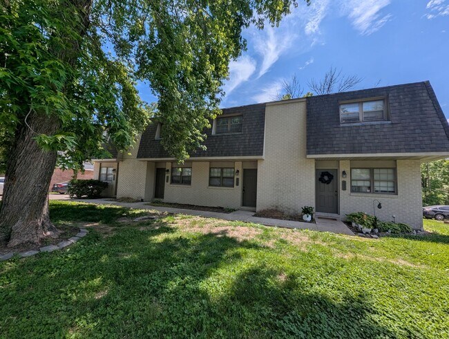 Primary Photo - 2 Bedroom/1.5 Bathroom Townhouse in South ...