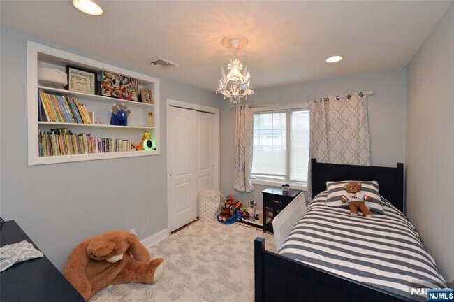 Building Photo - 40-10 Terhune Pl