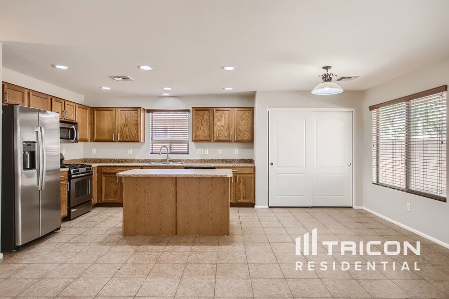 Building Photo - 40352 W Novak Ln