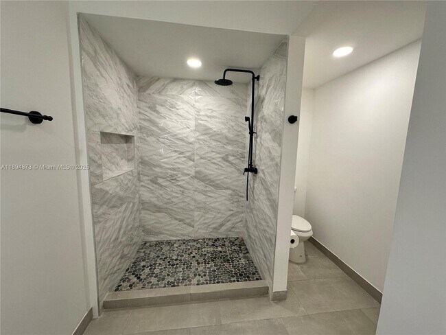 Building Photo - 3255 NE 184th St