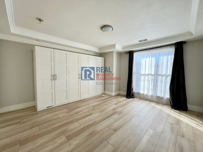 Building Photo - 1529 S Sable Blvd