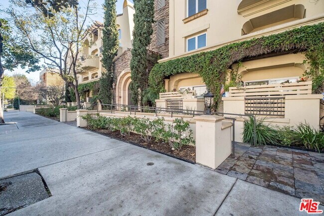 Building Photo - 15206 Burbank Blvd