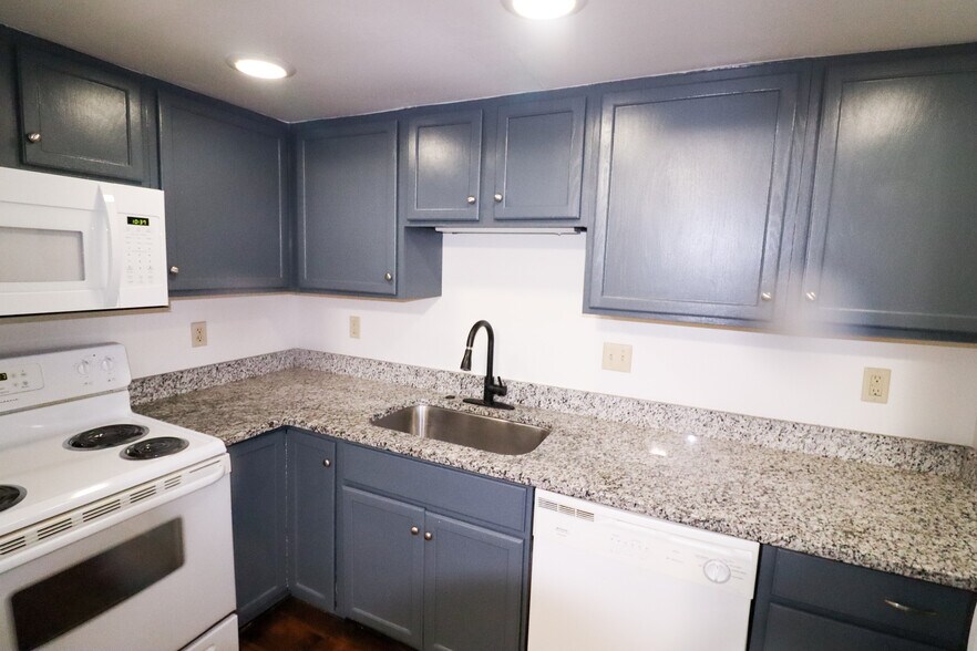 Primary Photo - 2665 Bellevue Ave