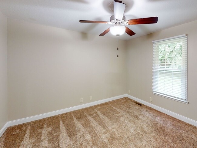 Building Photo - Move-in Ready Townhome in Desirable Sango ...