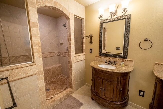 Building Photo - Large corner lot home in desirable Woodland Heights.