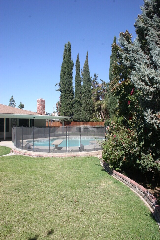 Building Photo - POOL!  Nice 3+2.5 Southwest Bakersfield - Laurelglen Area