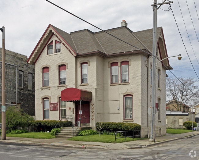 Building Photo - 703 S 5th St