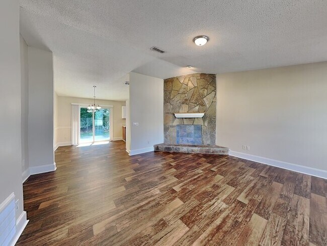 Building Photo - 3101 Park Creek Ct