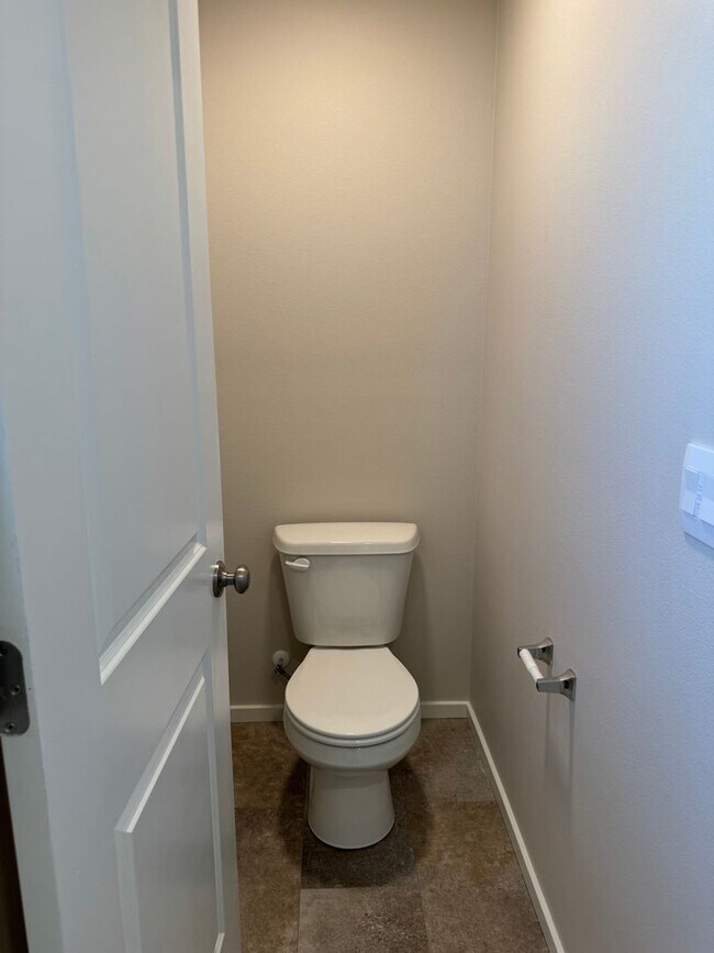 Building Photo - 4 bedroom 2.5 bathroom in Marcola Meadows!