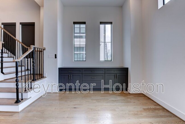 Building Photo - 2910 Lamar St
