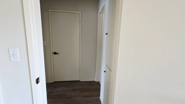 Building Photo - 526 S St Andrews Pl