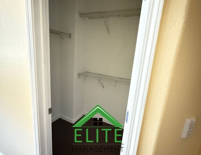 Building Photo - **Spacious and Updated Townhome in Desirab...
