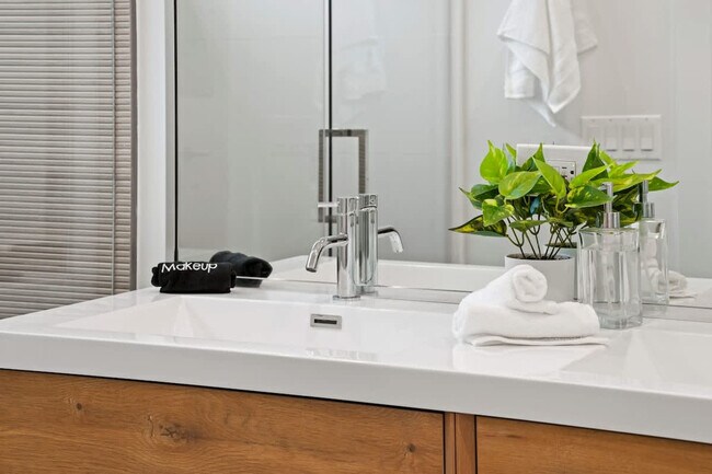 Building Photo - 2110 W Washington Blvd