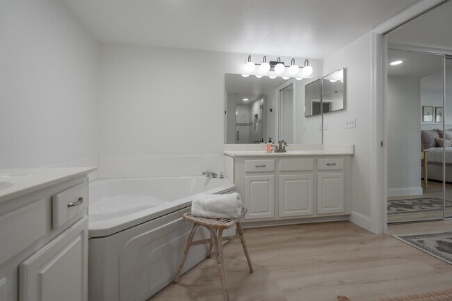 Building Photo - 332 Village Dr