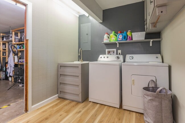 Building Photo - Beautiful 3 Bed 2 Bath - Gorgeous Views & Fenced in Backyard!