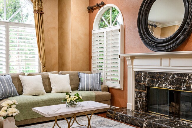 Building Photo - Elegant 5BR Furnished Estate with Pool & G...