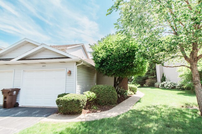 Building Photo - Maintenance free 2 bedroom, 1 bath town-ho...