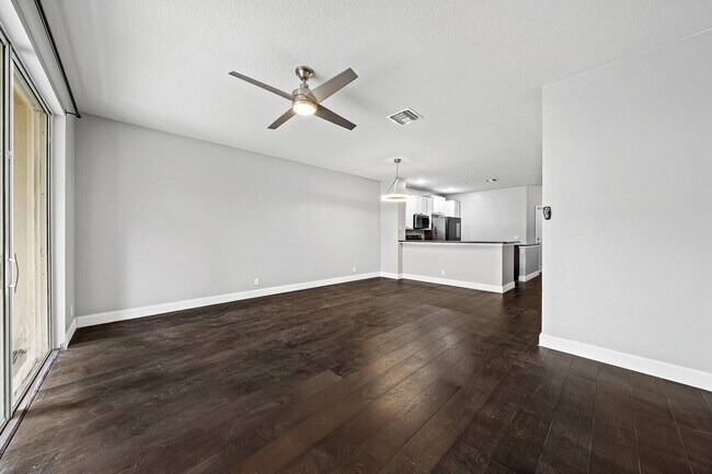 Building Photo - 9663 Lago Dr