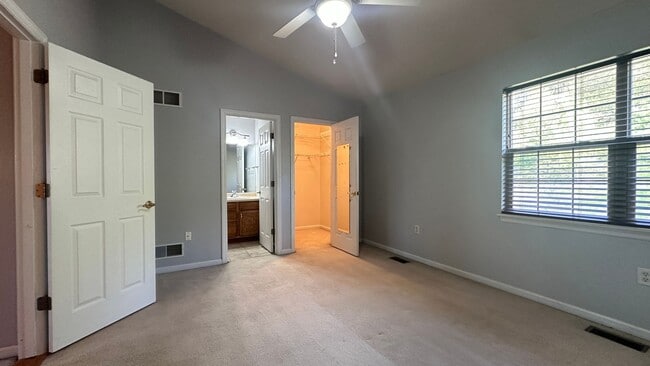 Building Photo - Lovely 3 bed, 2.5 bath townhouse in Seven ...