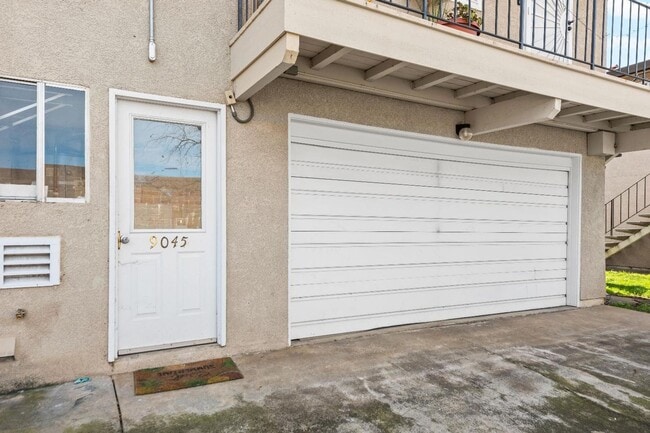 Building Photo - Remodeled 2 Bedroom Condo with Garage