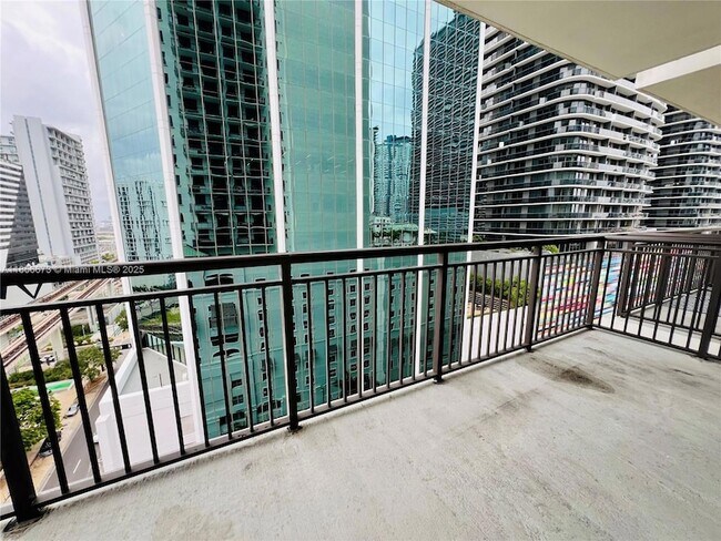 Building Photo - 999 SW 1st Ave
