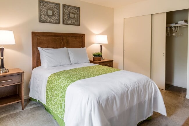 Building Photo - Two Bedroom Signature Style Apartment on t...