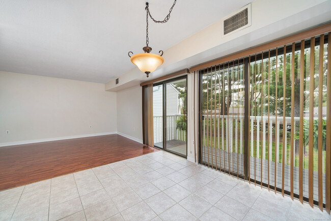 Building Photo - 102 Brookwood Dr