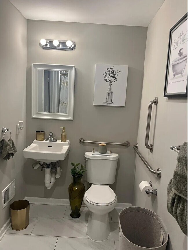 Building Photo - 456 Avon Ave