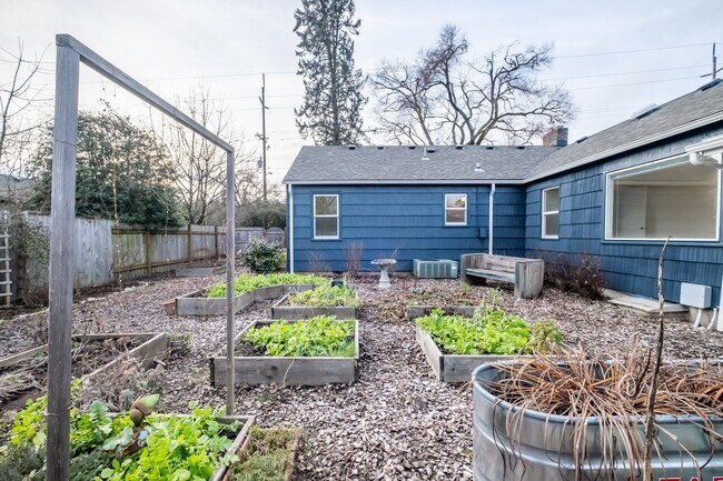 Building Photo - Charming 3-Bed 2 Bath Home with Spectacula...