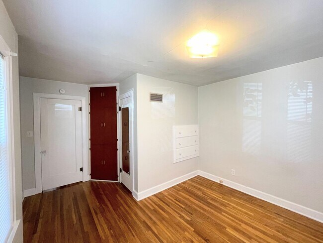 Building Photo - 800 N Poplar St