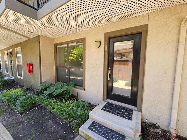 Building Photo - 2-bedroom, 2-bath condo in Gated community...
