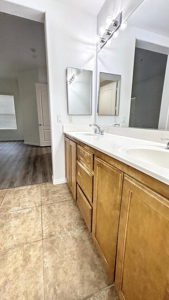 Building Photo - Lovely 2-Bedroom Condo with Convenient Acc...