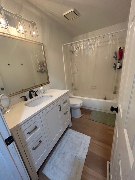Upstairs bathroom with shower/tub - 10377 W Alliance St