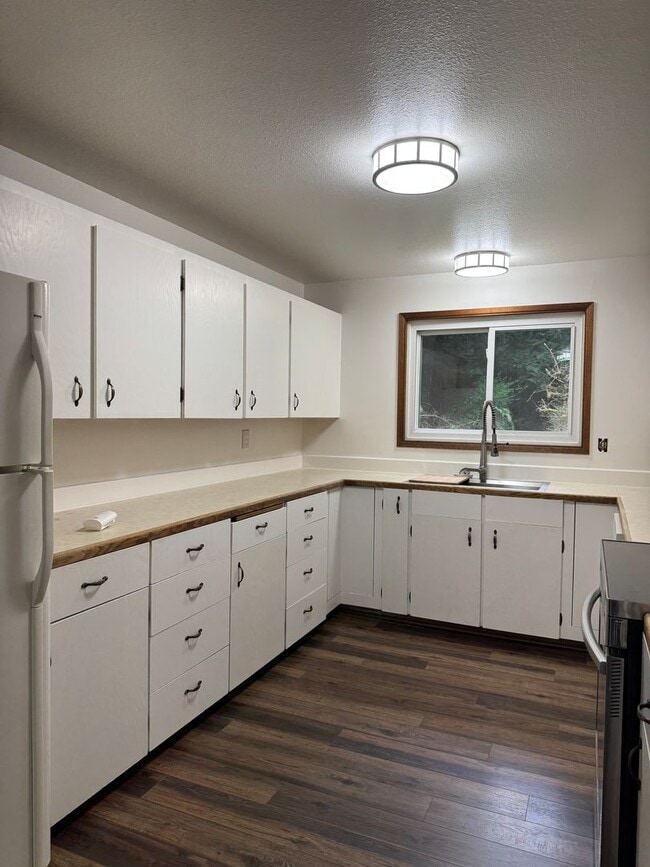 Building Photo - Cozy one story home on beautiful close to town acreage.