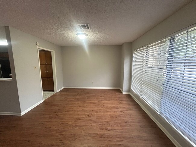 Building Photo - Updated Spacious Townhome