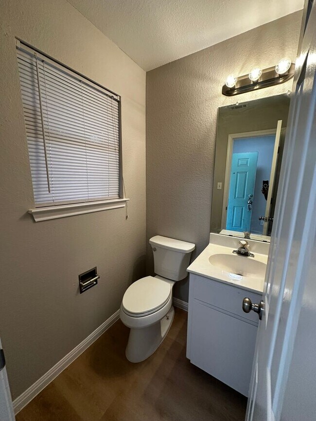 Building Photo - Ginder Properties2 (2906 Kestrel Dr)